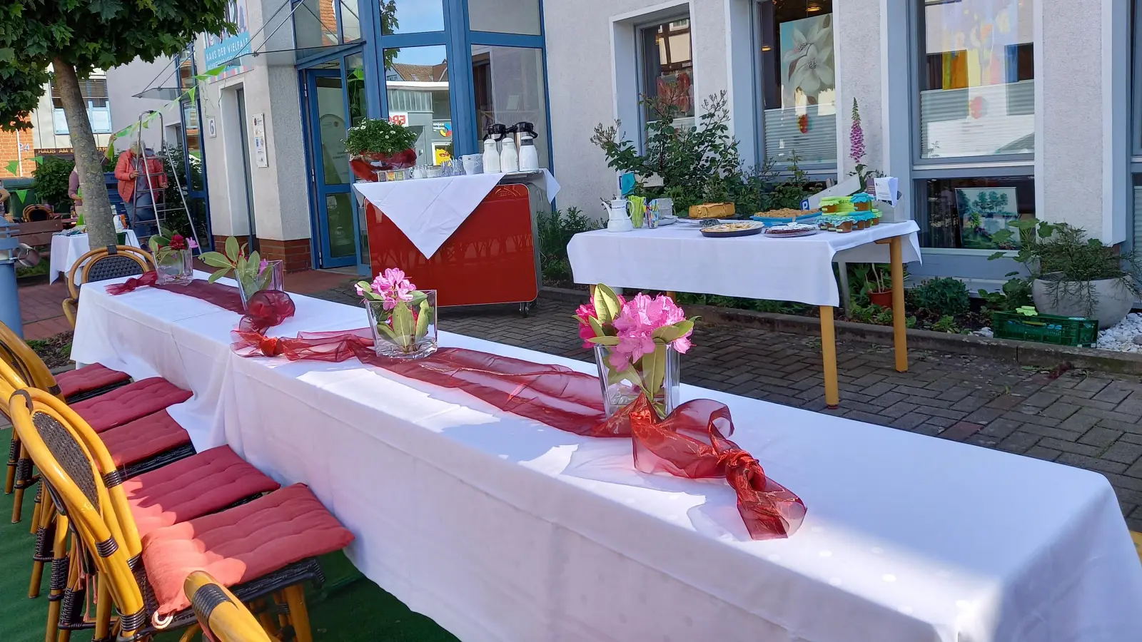 Tag der Nachbarn: Die Tafel wird angerichtet. (Foto: privat)
