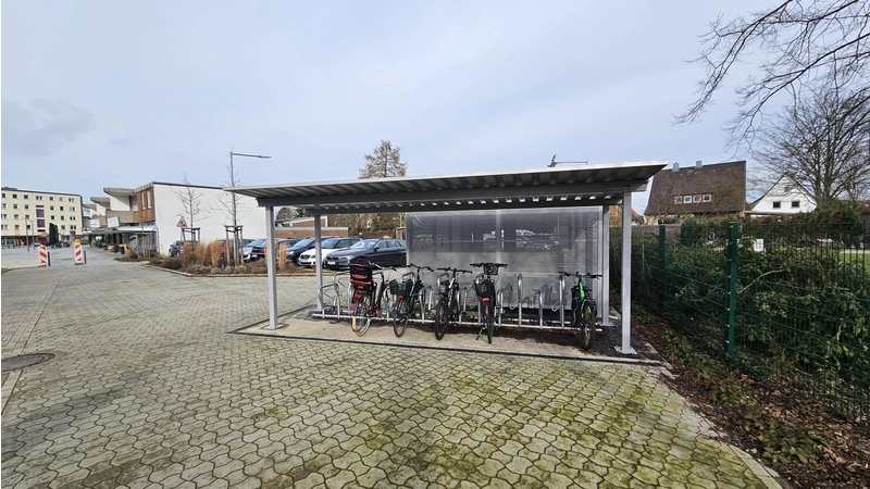Besteht aus zwei Teilen: Eine offene und abschließbare Fahrradabstellanlage am Barneplatz. (Archivbild: tau)