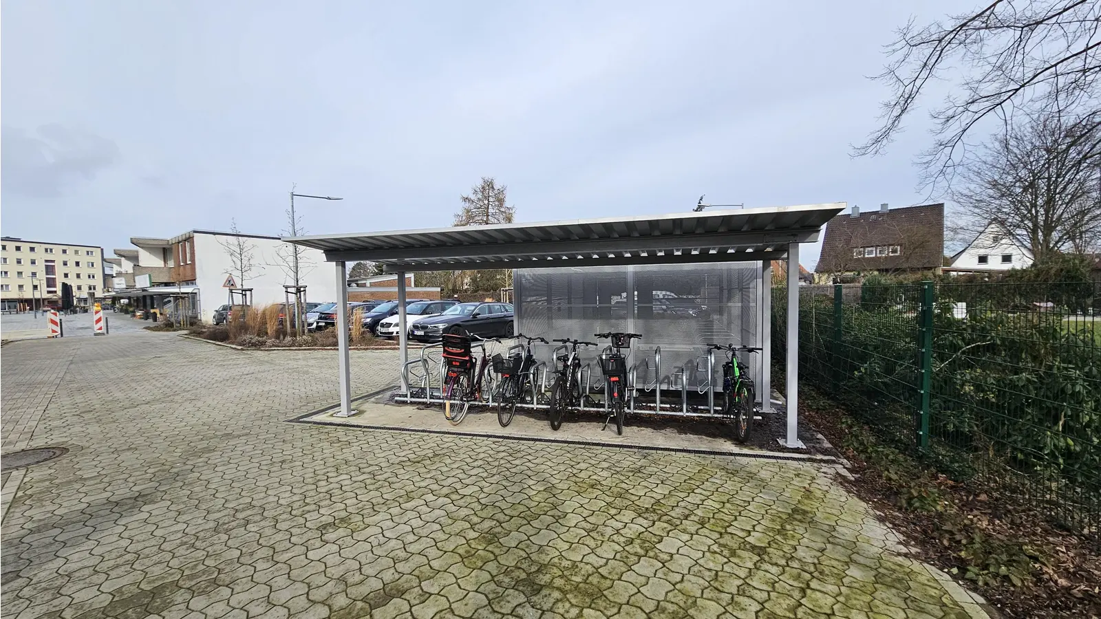 Besteht aus zwei Teilen: Eine offene und abschließbare Fahrradabstellanlage am Barneplatz. (Archivbild: tau)
