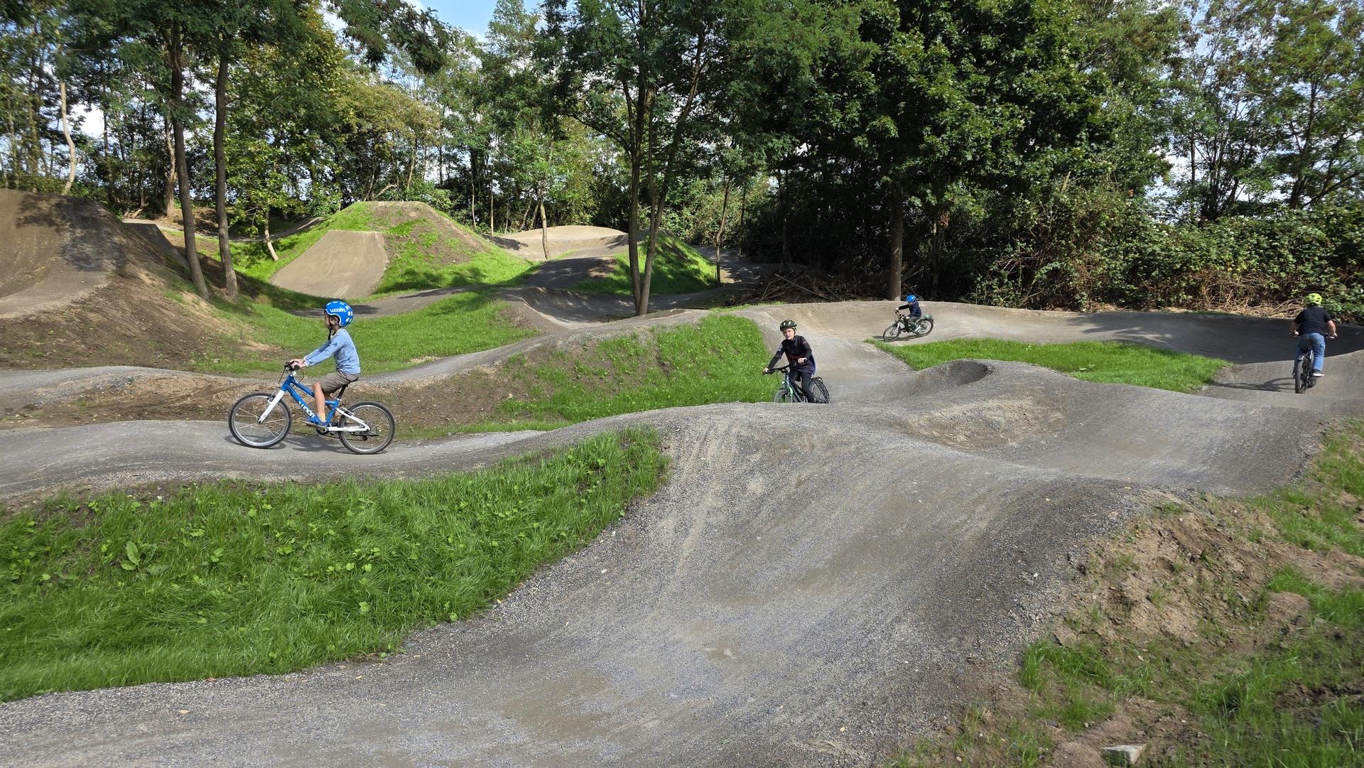 Nach der Freigabe: Erste Eindrücke vom Bikepark an der Reiterkuhle. (Foto: tau)