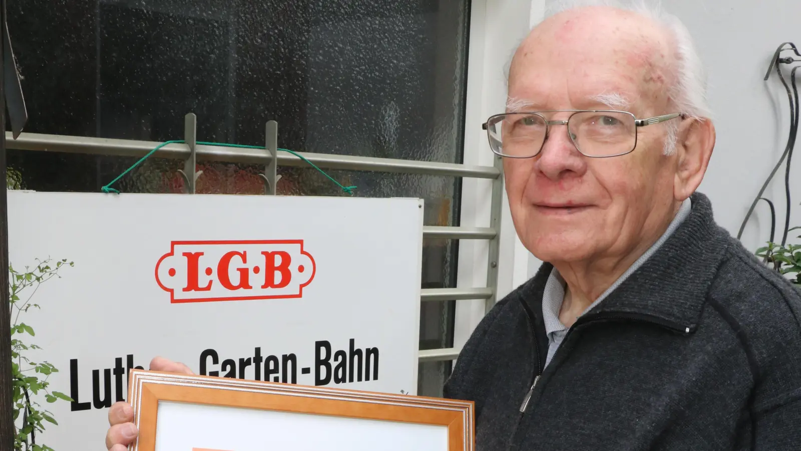 Berndt Silbermann lädt an Pfingsten zu seiner Garteneisenbahn ein.  (Foto: gi)