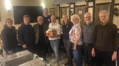 Übergabe im Restaurant: Theo Kefis (Mitte) sowie Vertreter der Feuerwehr und der Kirchengemeinde.  (Foto: privat)