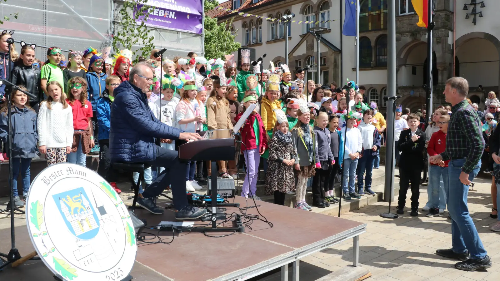 Schülerinnen und Schüler werden wie im vergangenen Jahr vor dem Umzug singend das Kinderschützenfest eröffnen.  (Foto: gi)