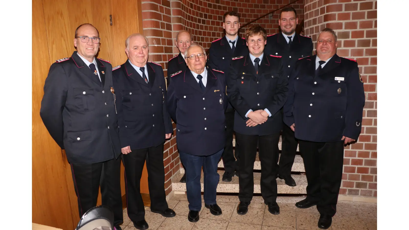 Die Geehrten (v.li.): Bernd Gruschka, Günther Pickert, Heinrich Jördening, Dieter Marahrens, Ruwen Sadocco, Jan-Davis Sievers, Cedric Züfle sowie Ortsbrandmeister Thomas Sadocco. (Foto: gi)