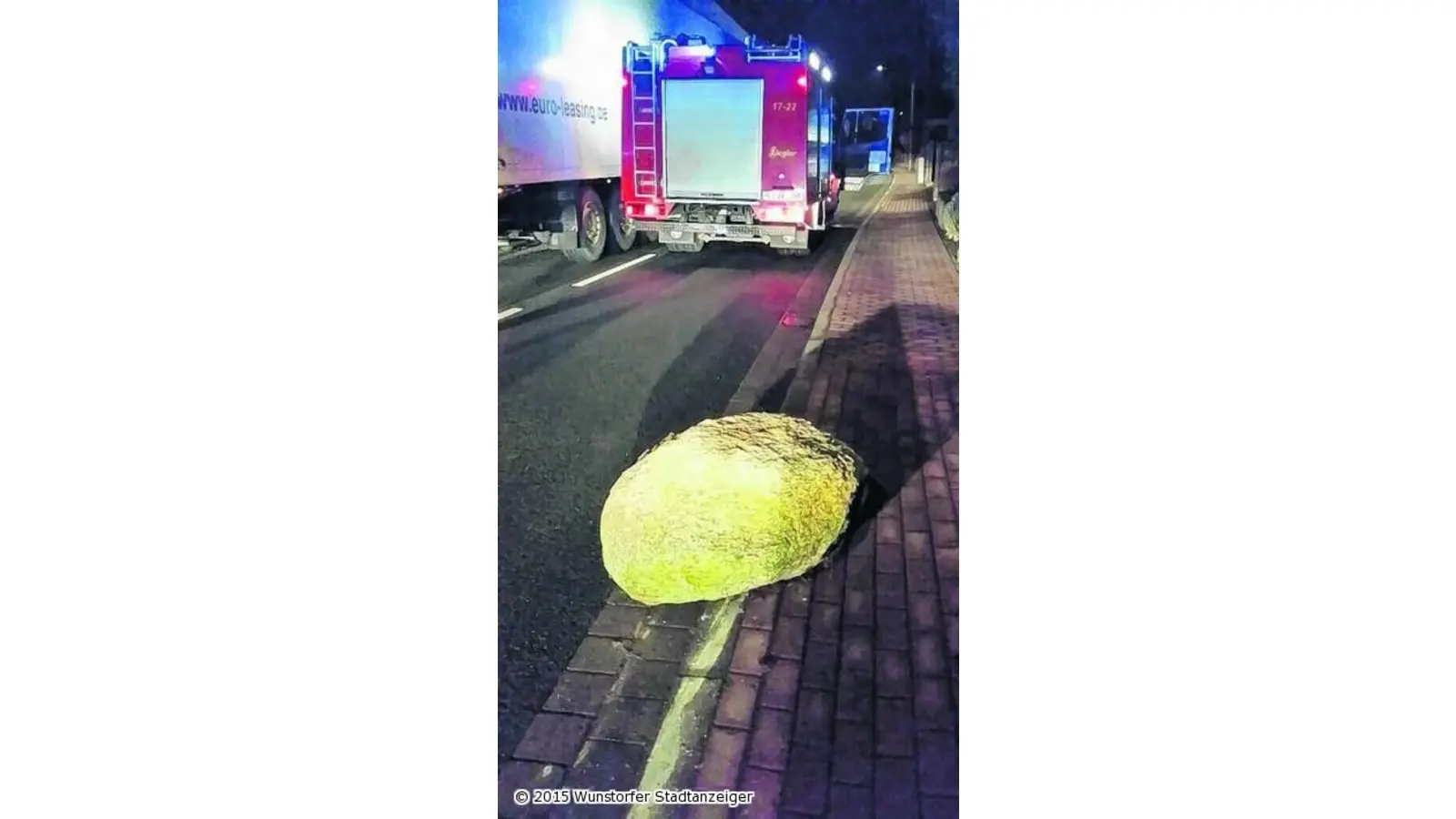 Lkw rammt einen schweren Findling (Foto: gi)
