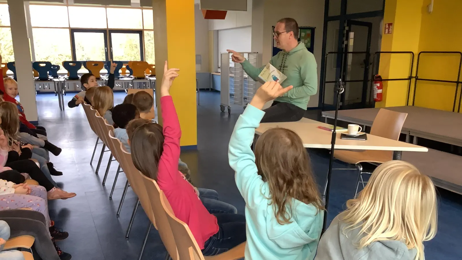 In der Schule: Konzentriert hörten die Erst- und Zweitklässler Grant Hendrik Tonne zu.  (Foto: privat)