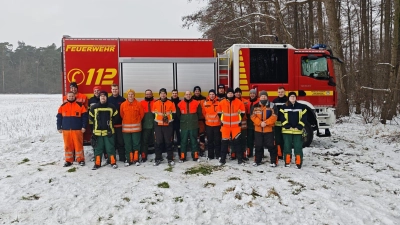 In einem Waldstück bei Horst: Die Teilnehmer der Ausbildung. (Foto: Feuerwehr)