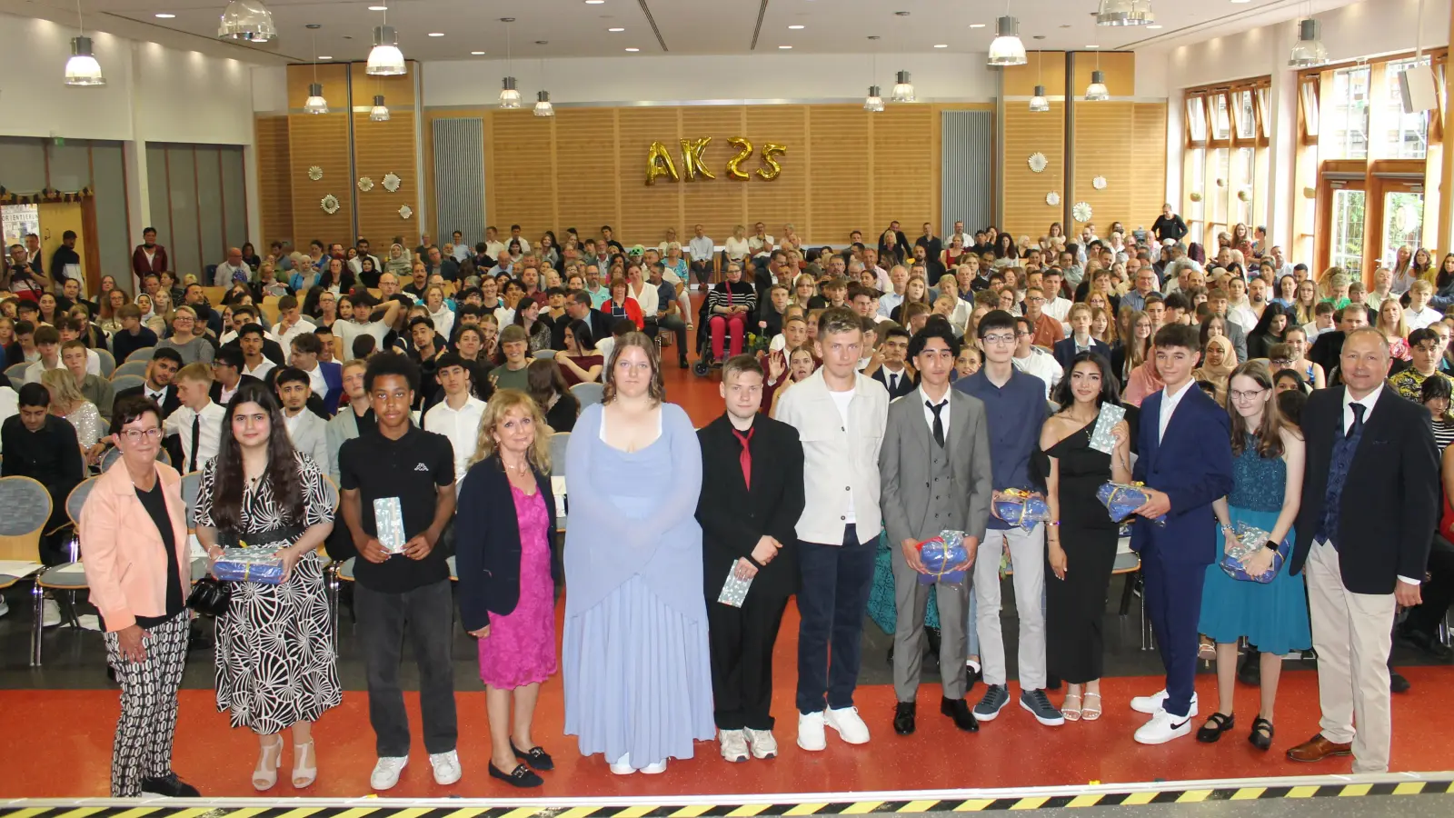 Vor der Abschlussklasse 2025 (v.li.): Kirsten Riedel, Marjan Dehquanpowr, Jonas Hochpöchler, Helga Radtke, Finja Fuchs, Ksavery Zielinski, Stefan Kapust, Hasan Mohamad, Konstantin Steinlage, Zerin Selo, Jasper Senff, Finja Fuchs, Steffen Walther. (Foto: privat)