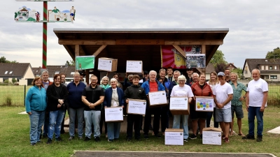 Auf dem Dorfplatz in Klein Heidorn: Organisatoren und Vertreter der Vereine. (Foto: privat)