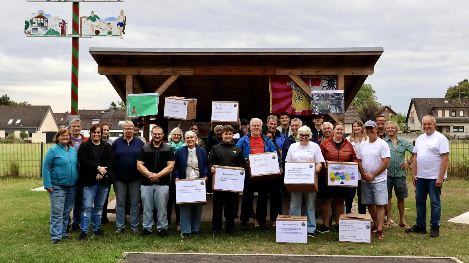 Auf dem Dorfplatz in Klein Heidorn: Organisatoren und Vertreter der Vereine. (Foto: privat)