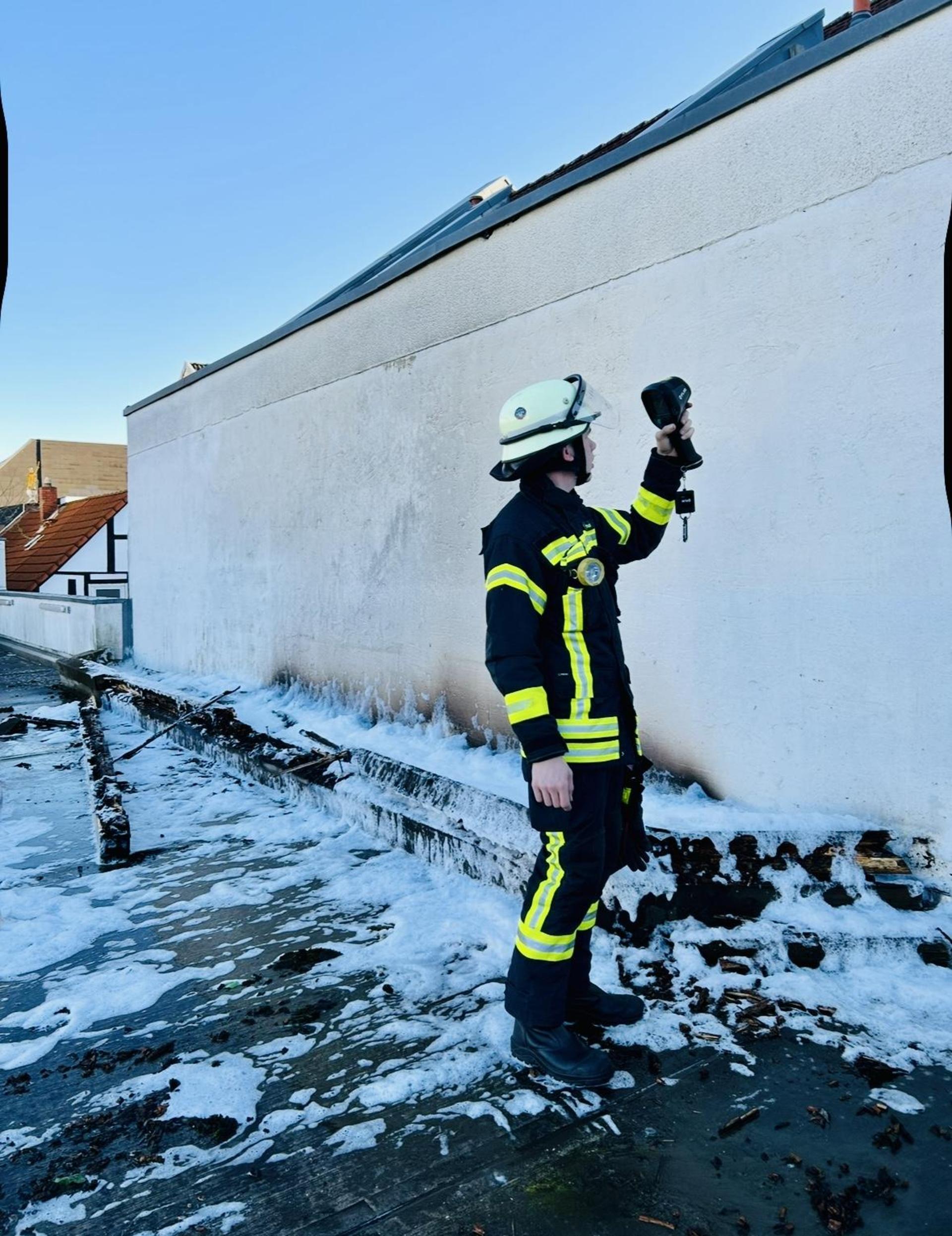 Nach den Löscharbeiten: Untersuchung mit der Wärmebildkamera. (Foto: Feuerwehr)