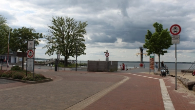 Gefahrenpunkt bei Sperrung der Straße durch rückwärtsfahrende Autos: Der Spielplatz an der Deichstraße. (Foto: wb)