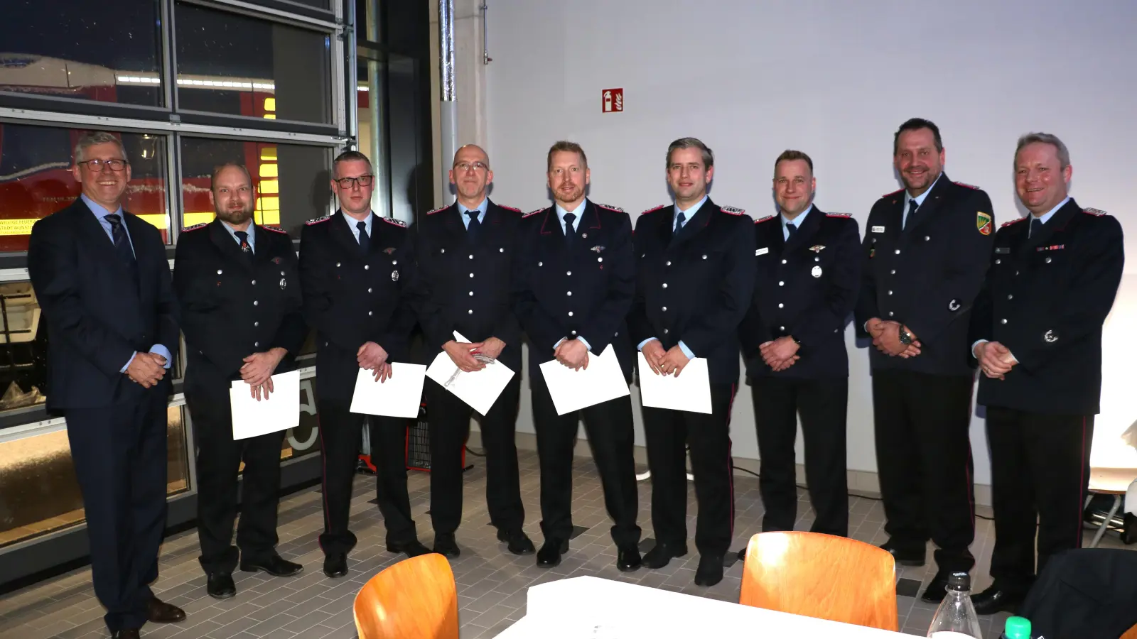 Mit Urkunden (v.li.): Carsten Piellusch, Tim Wellmann, Björn Trittel, Florian Arndt, André Laqua,, Kai Gages sowie die stellvertretenden Stadtbrandmeister Benjamin Heidorn und Robert Focke und Stadtbrandmeister Martin Ohlendorf. (Foto: gi)