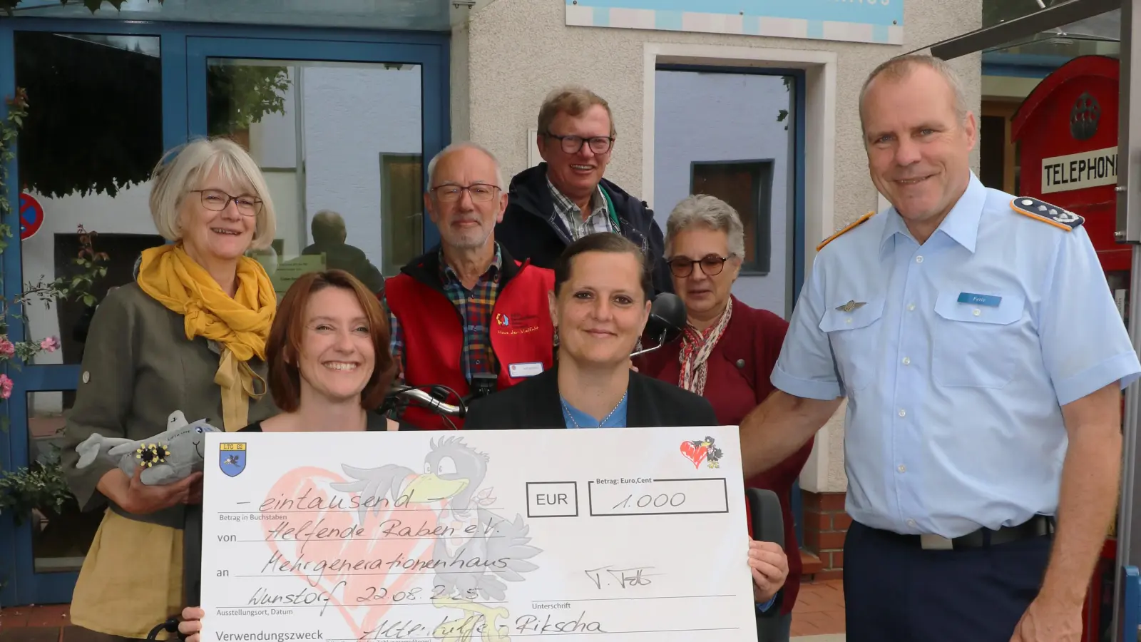 Bei der Übergabe (v.li.): Heike Schulze, Maja Ronge-Gaul, Rolf Schulze, Uwe Ihmels, Carry Leriche, Sabine Winkler und Oberst Torsten Fette. (Foto: gi)