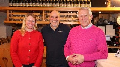 Im Ratskeller (v.li.): Vertriebsdirektorin Verena Luther von der Sparkasse Hannover, Volker Ernst und Bernd Heidorn. (Foto: gi)