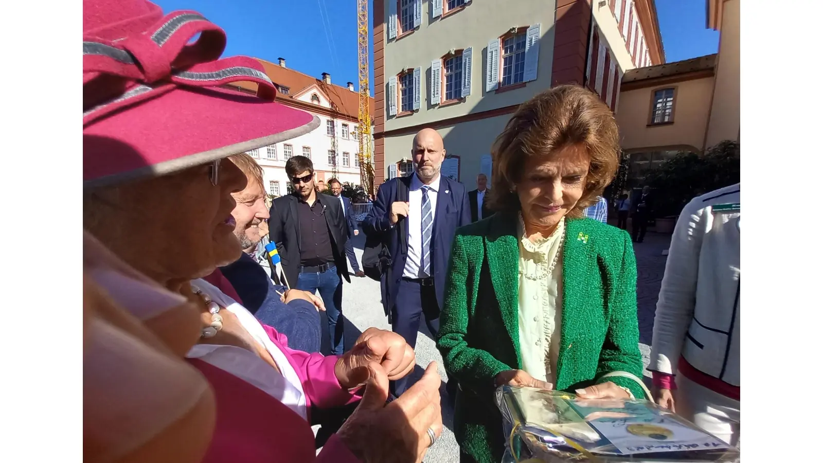 Erna Kapelle (li.) überreicht Königin Silvia von Schweden eine Rosenchocolade aus Wiedenbrügge. 