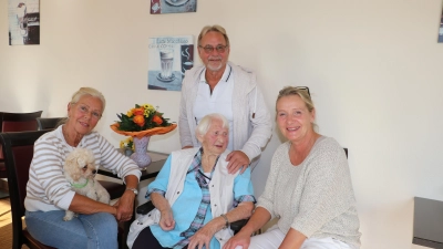 Haben Gertrud Jaskula in die Mitte genommen (v.li.): Heidi mit Hund Bobby, Herbert Jaskula sowie Ortsbürgermeisterin Elke Rodloff. (Foto: gi)