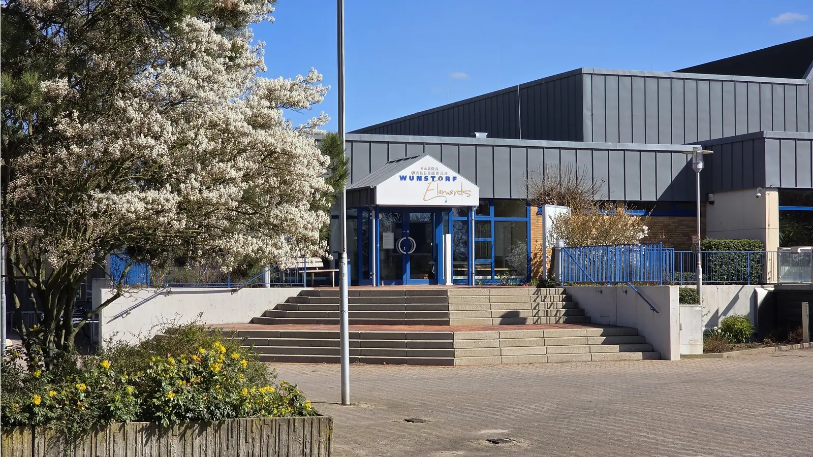 Ist im Sommer nur eingeschränkt für Vereine und Schulen geöffnet: Das Wunstorf Elements. (Foto: tau)