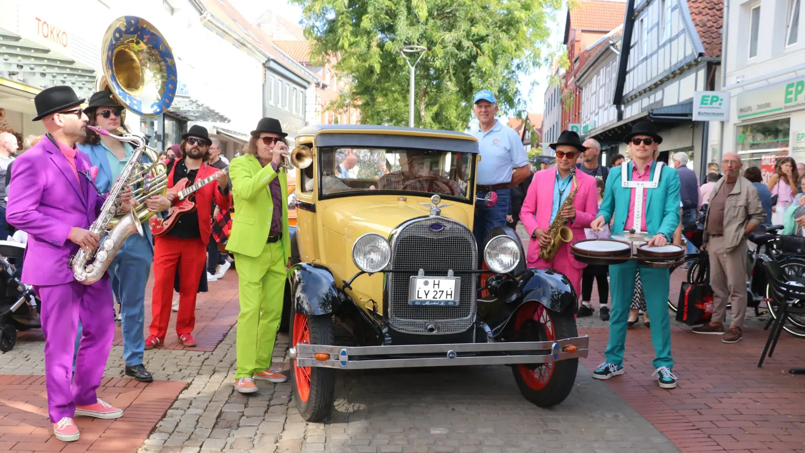 Umringt von der Gruppe Brazzo Brazzone: Ein 97 Jahre alter Ford A. (Foto: gi)