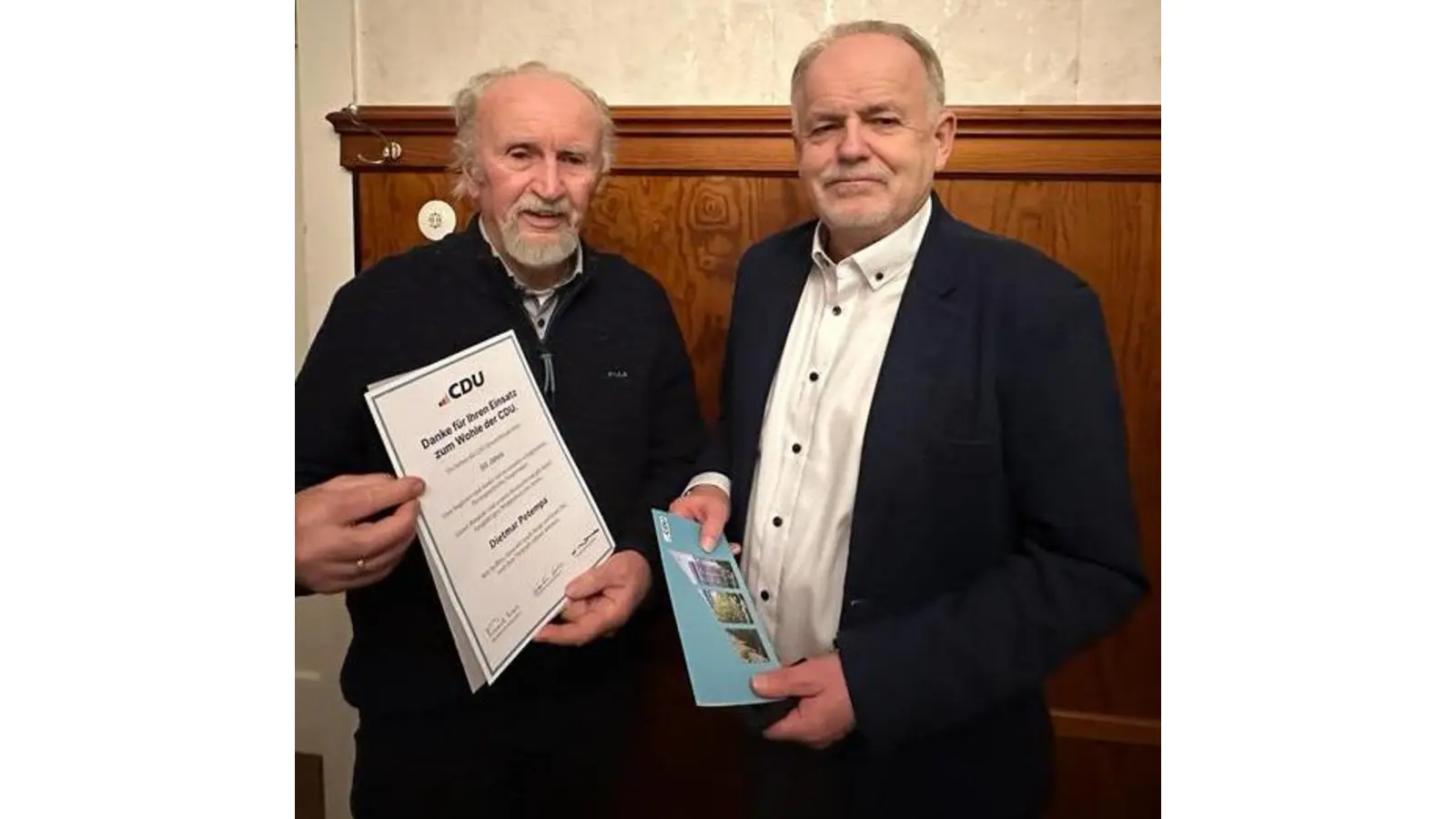 Mit Urkunde: Dietmar Potempa (li.) und Manfred Gröne. (Foto: privat)