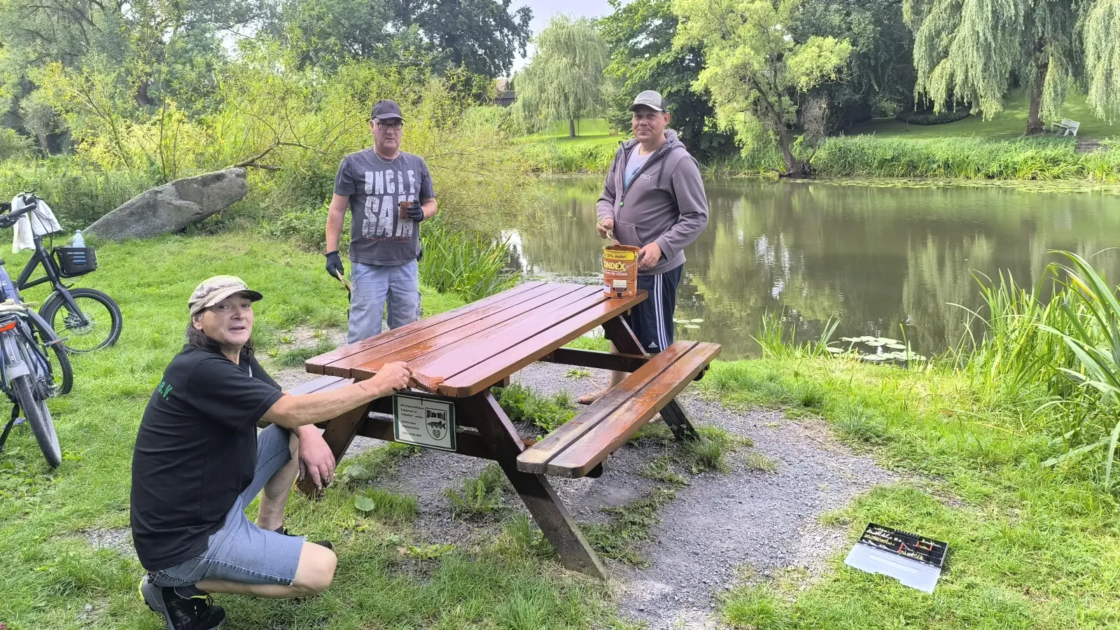 Am Luther See: Mitglieder des ASV bringen die Sitzbänke auf Vordermann. (Foto: privat)