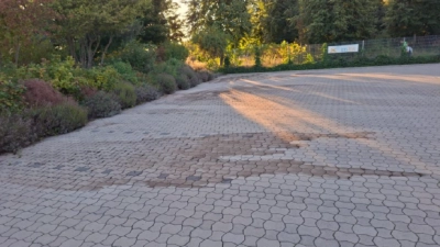 Sichtbare Spuren: Rückstände von Altöl auf einem Parkplatz an der Adolph-Brosang-Straße. (Foto: privat)