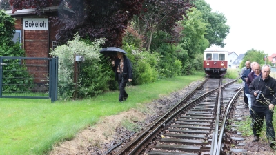 Schottische Eisenbahnfreunde machen auf einer Sonderfahrt mit einem Triebwagen Halt am ehemaligen Bahnhof Bokeloh.  (Foto: gi)