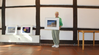 Stellt in der Kunstscheune mit Käthe Thielke aus: Brigitte Behrens. (Foto: wb)