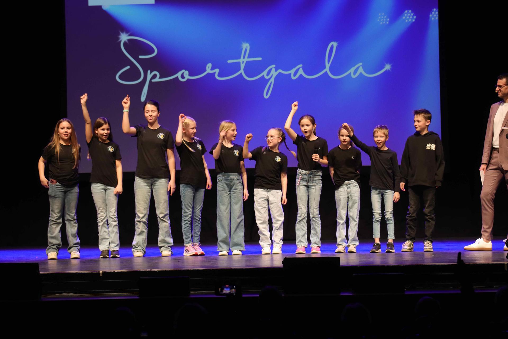 Auf der Bühne: Die jungen Turnerinnen und Turner des ASV Wunstorf Südaue. (Foto: tau)
