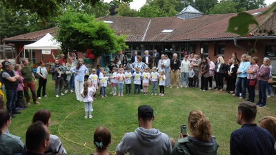 Aufführung: Ein musikalischer Beitrag der Kinder im Garten der Kita. (Foto: tau)