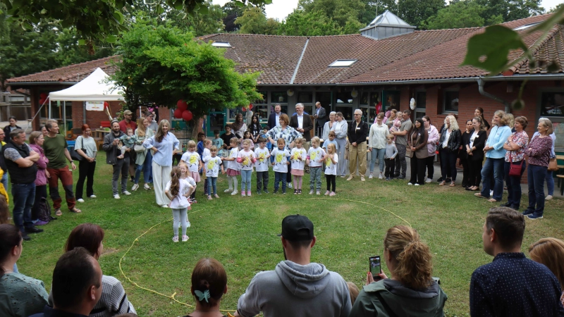 Aufführung: Ein musikalischer Beitrag der Kinder im Garten der Kita. (Foto: tau)