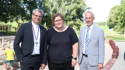 Bei der Einweihung (v.li.): Landesbischof Oliver Schuegraf, Kitaleiterin Tabea Jung und Pastor Cord Wilkening. (Foto: gi)