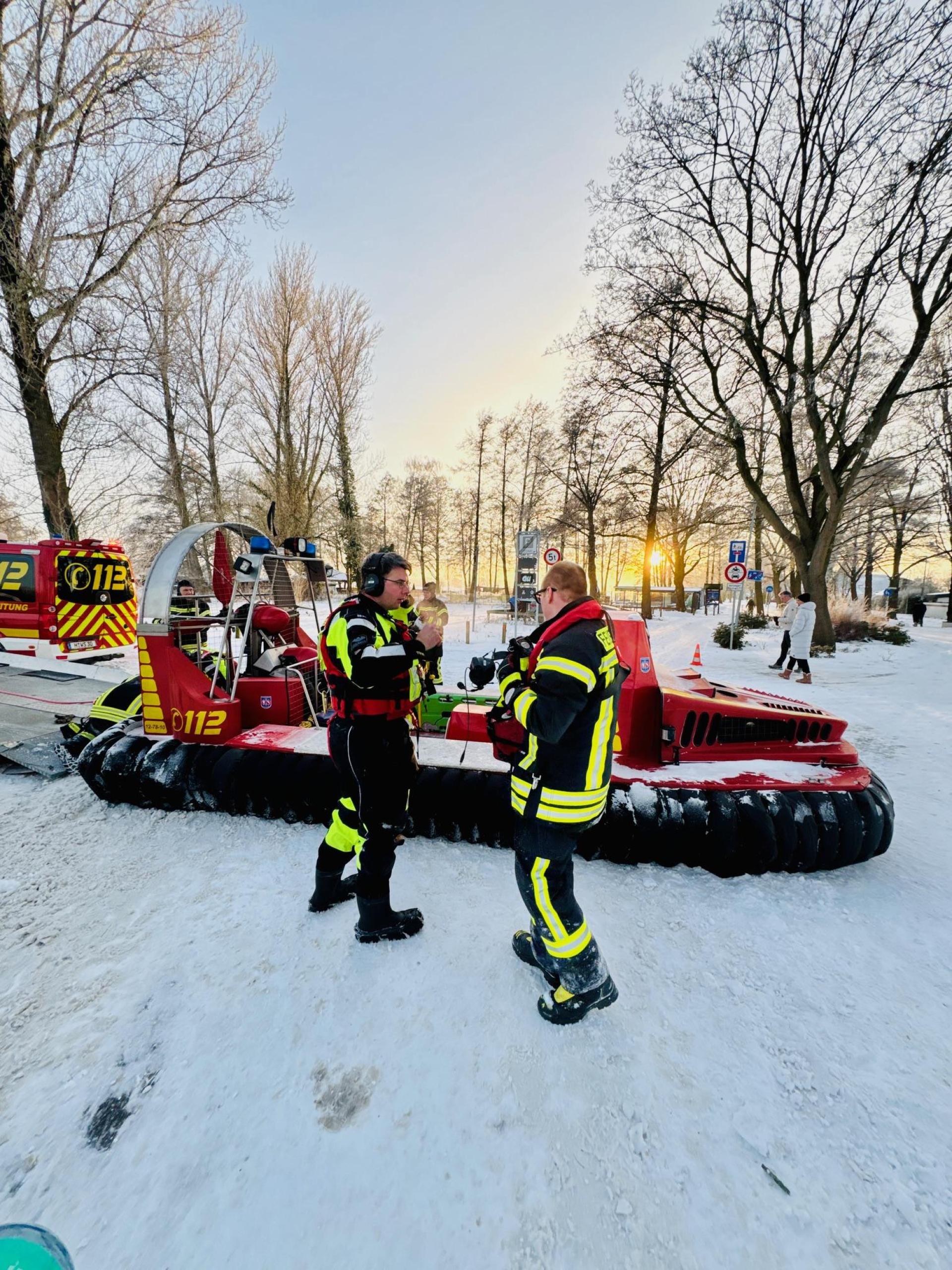 Vor Ort am Steinnuder Meer: Hovercraft und Einsatzkräfte der Feuerwehr. (Foto: Feuerwehr)