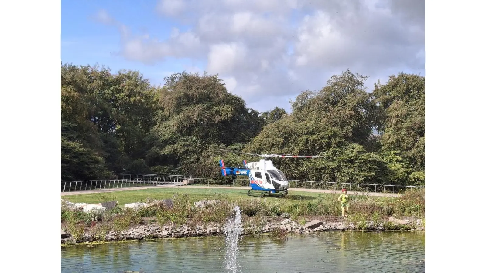 Ein Hubschrauber der Polizei landete an der Liegewiese. (Foto: ds)