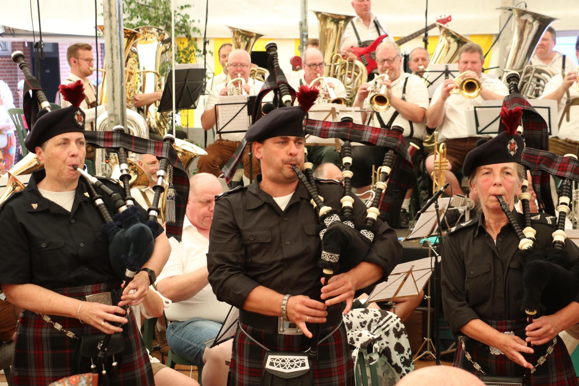 Das Zentralorchester mit der Teuto District Pipe Band.  (Foto: gi)