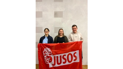 Anna Voltmer (v. li.), Sarah Götz und Tim Blanke bilden das neue Vorstandsteam der Schaumburger Jusos.  (Foto: privat)