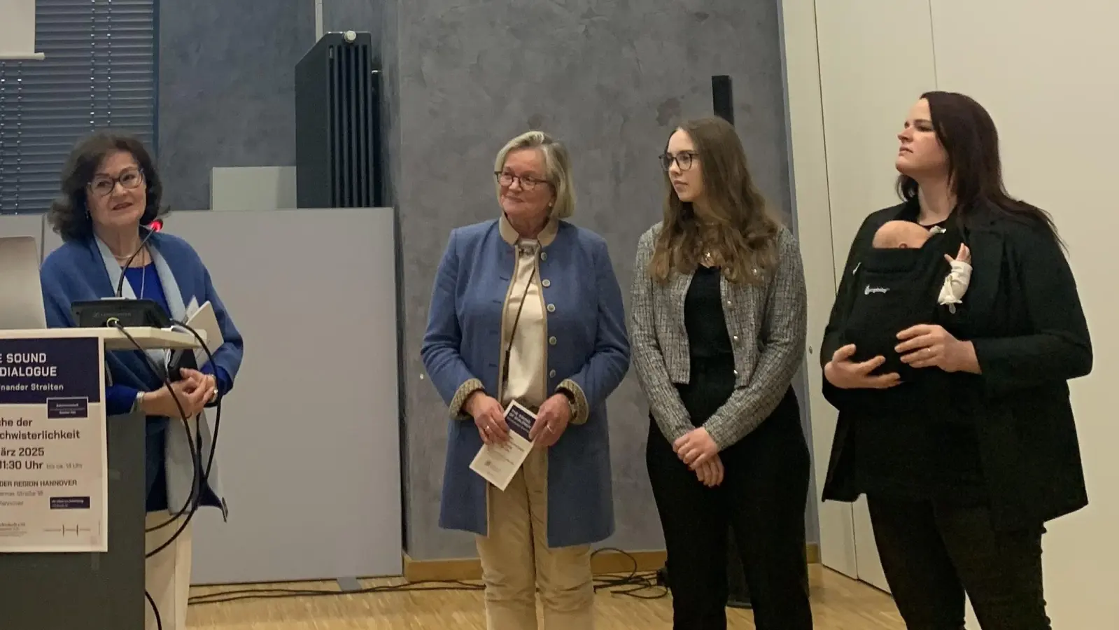 Bei der Übergabe (v.li.): Die stellvertretende Regionspräsidentin Michaela Michalowitz zusammen mit Elke Helma Rothämel, Jantje Kolberg und Lisa Dopke.  (Foto: privat)