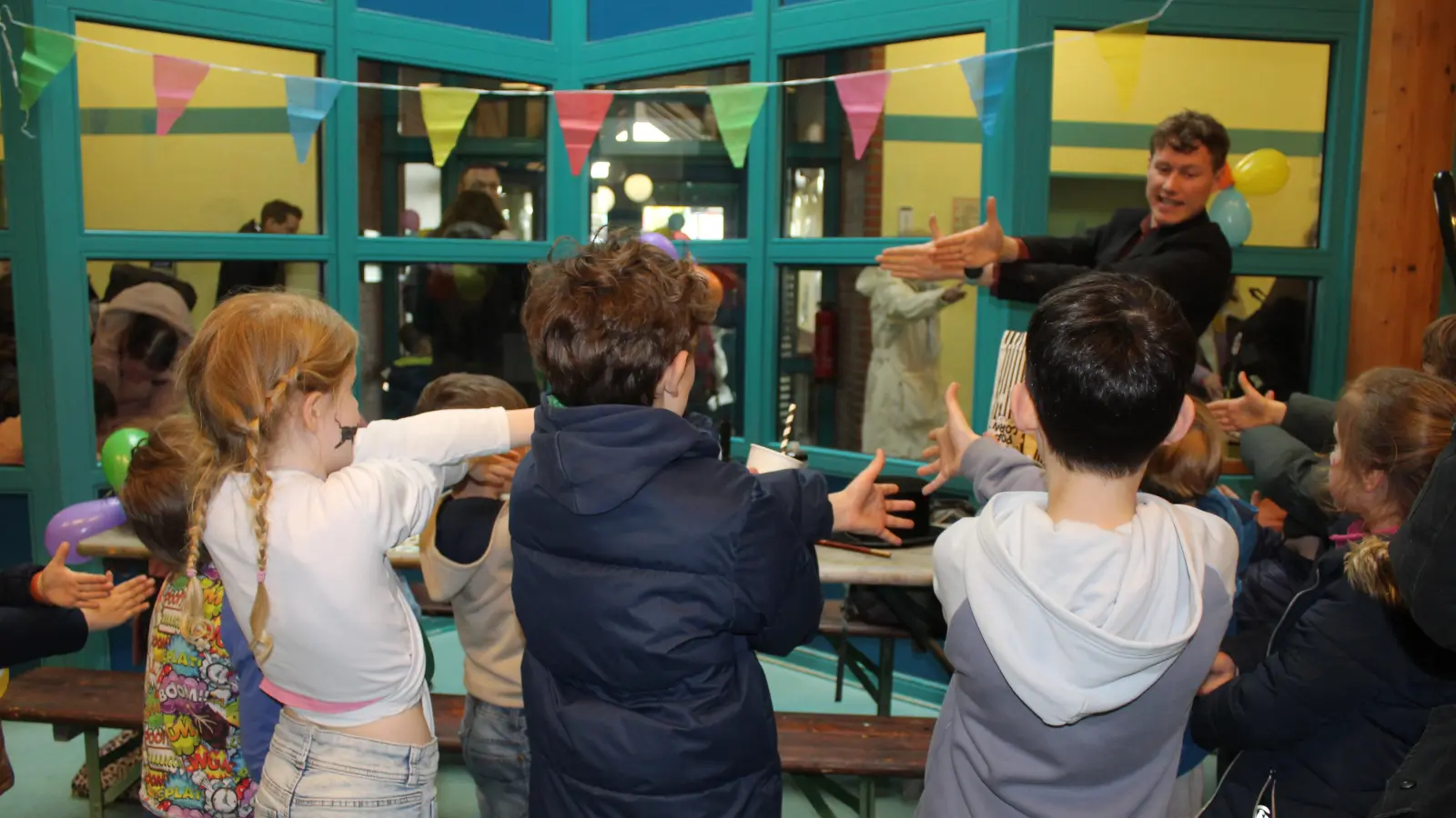 Begeisterte sein Publikum: Zauberer Dr. Jannis Stolzenwald. (Foto: wb)