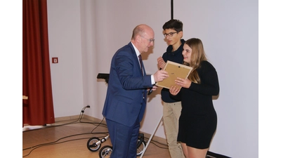 Landrat Jörg Farr verteilt Sonderpreise an Sahra Scherer und Johannes Füssel. (Foto: gk)