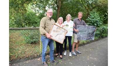 Die Organisatoren des Geburtstagsfestes: V.l.: Lothar Seidel mit Saurierfährte, Astrid Otto, Martina Engelking (LK Schaumburg), Christian Wiegand (Naturpark Weserbergland). (Foto: ab)