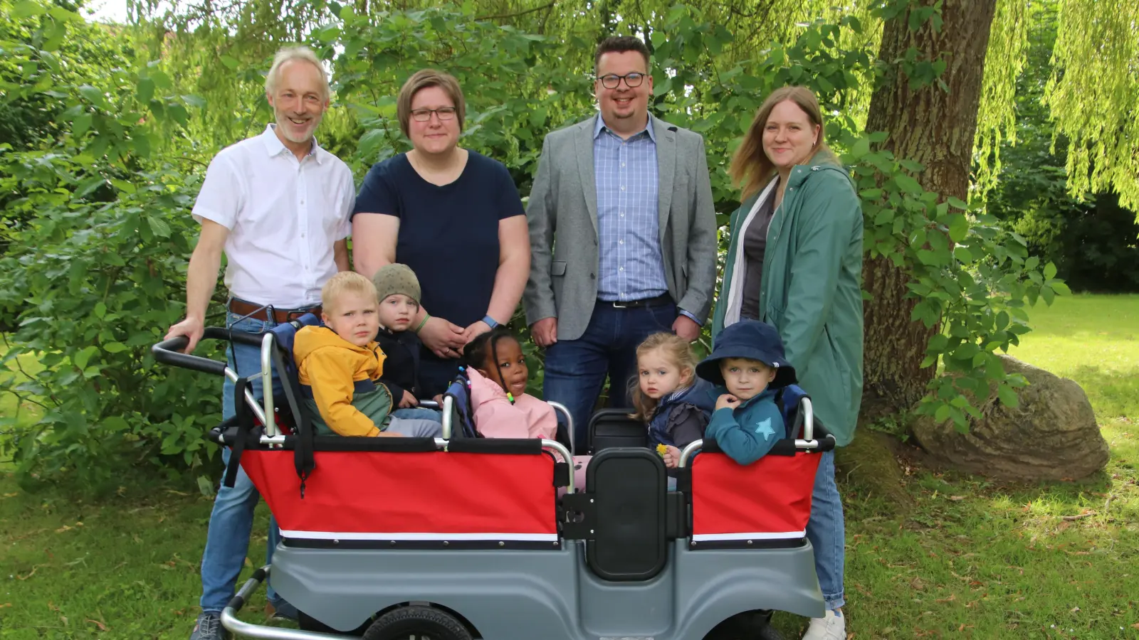 Offizielle Übergabe des zweiten Kinderbusses (v.li.): Pastor Cord Wilkening, stellvertretende Krippenleiterin Tabea Jung, Sparkassen-Filialleiter Lennart Wilkening und Krippenmitarbeiterin Lena Rudolph.  (Foto: gi)