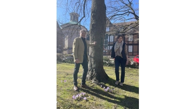 Bürgermeister Oliver Theiß und Verwaltungsmitarbeiterin Claudia Schößler werben für die aktive Teilnahme im Rahmen der Landesgartenschau. (Foto: privat)