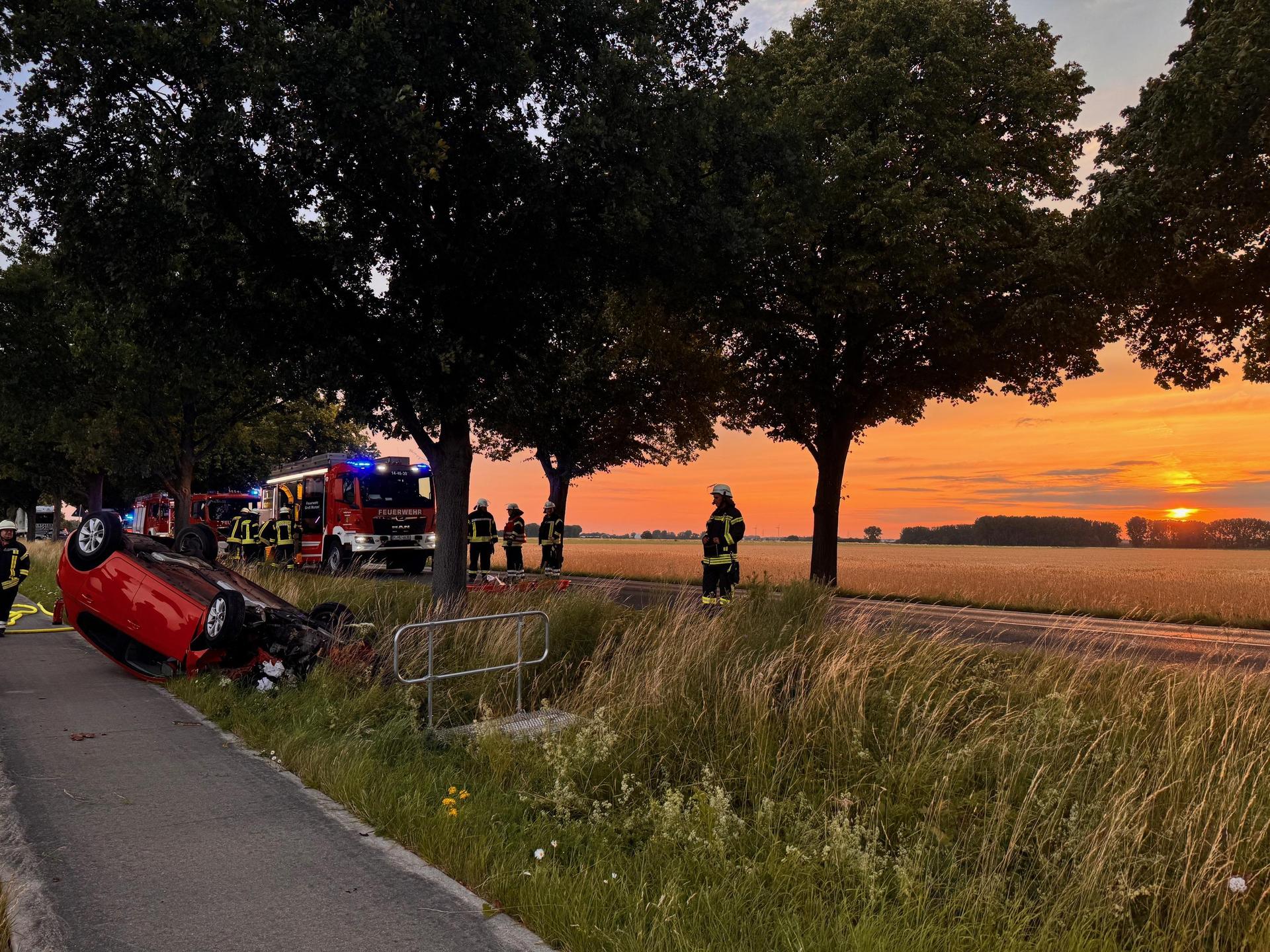 An der Unfallstelle: Die Rettungskräfte im Einsatz. (Foto: Feuerwehr)