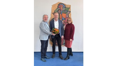 Samtgemeindebürgermeister Dr. Thomas Wolf (li.) und Saskia Kutscha, Fachbereichsleiterin Bürgerdienste, begrüßen den neuen Schiedsmann Carsten Rose. (Foto: Samtgemeinde Rodenberg)