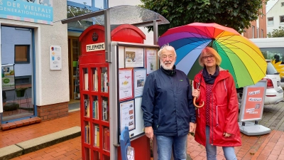 Stehen im Trockenen (v.li.): Der offene Bücherschrank, Norbert Taeger vom Förderverein Diakonische Altenhilfe und Heike Schulze vom Mehrgenerationenhaus. (Foto: privat)