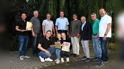Vorstand und Kümmerer des Vereins zur Förderung der Schützenfestmusik ehren die neuen Mitglieder.  (Foto: Borchers, Bastian)