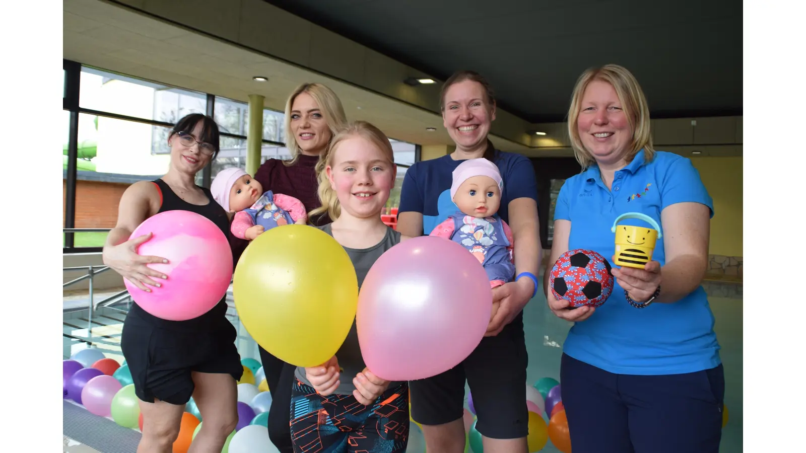 Das Team für „Janet Aqua Gaming: v.l.n.r.: Janet, Kerstin Klotz (Tropicana), Louis (9), Ann-Kathrin Franke (Kinderschutzbund Rinteln), Jessika Otto (Kinderschutzbund Schaumburg). (Foto: ab)