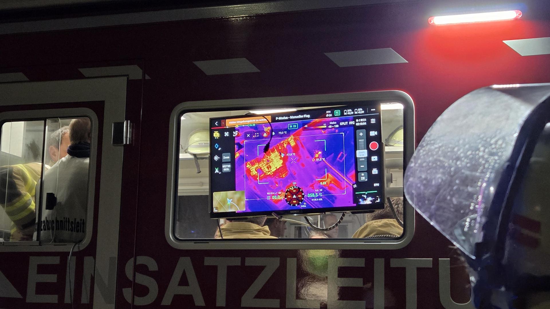 Am Einsatzort: Die Feuerwehr sucht nach Glutnestern. (Foto: Feuerwehr)