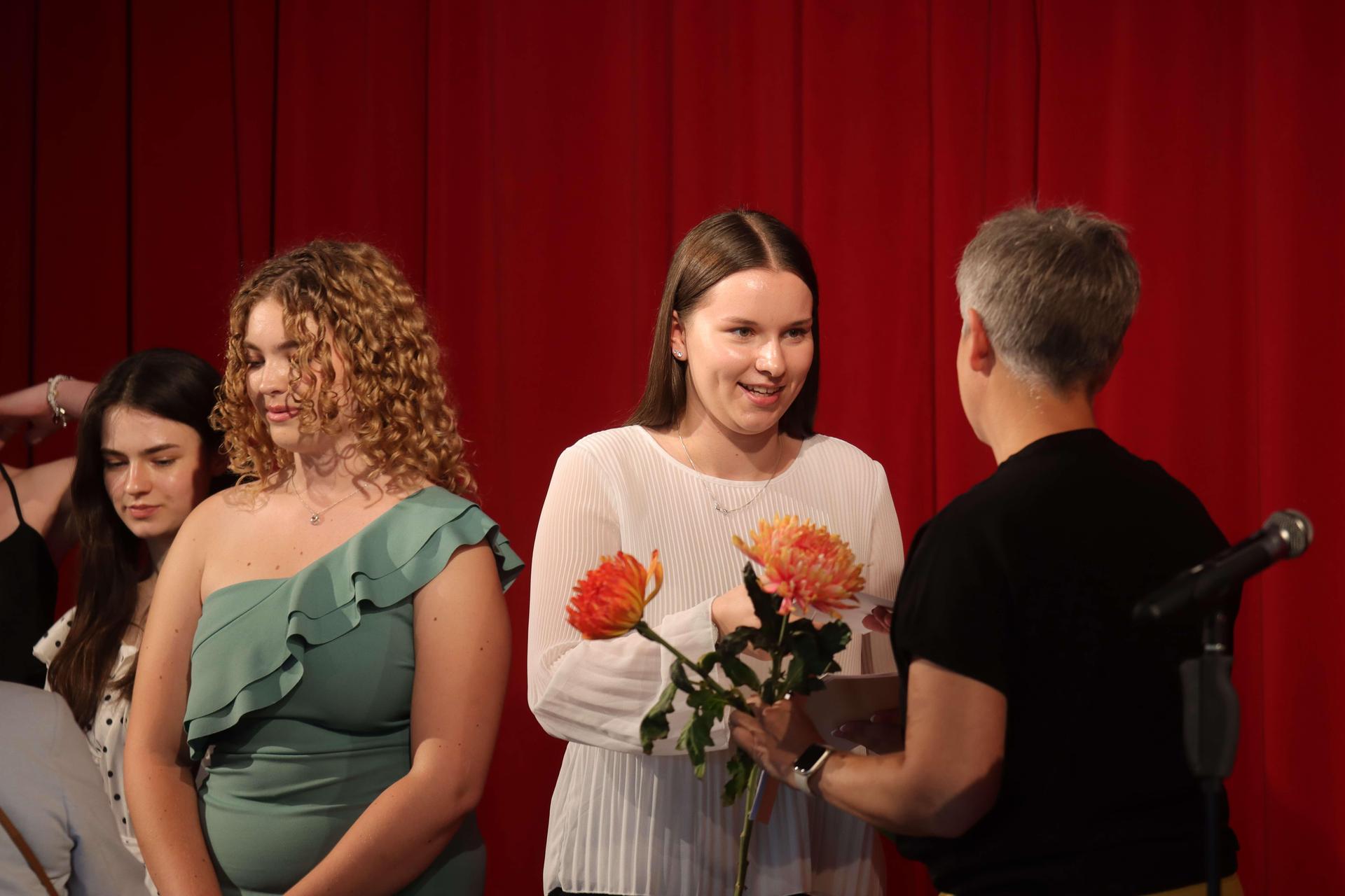 Zeugnisübergabe: Der Abiturjahrgang 2025 der Evangelischen IGS. (Foto: tau)