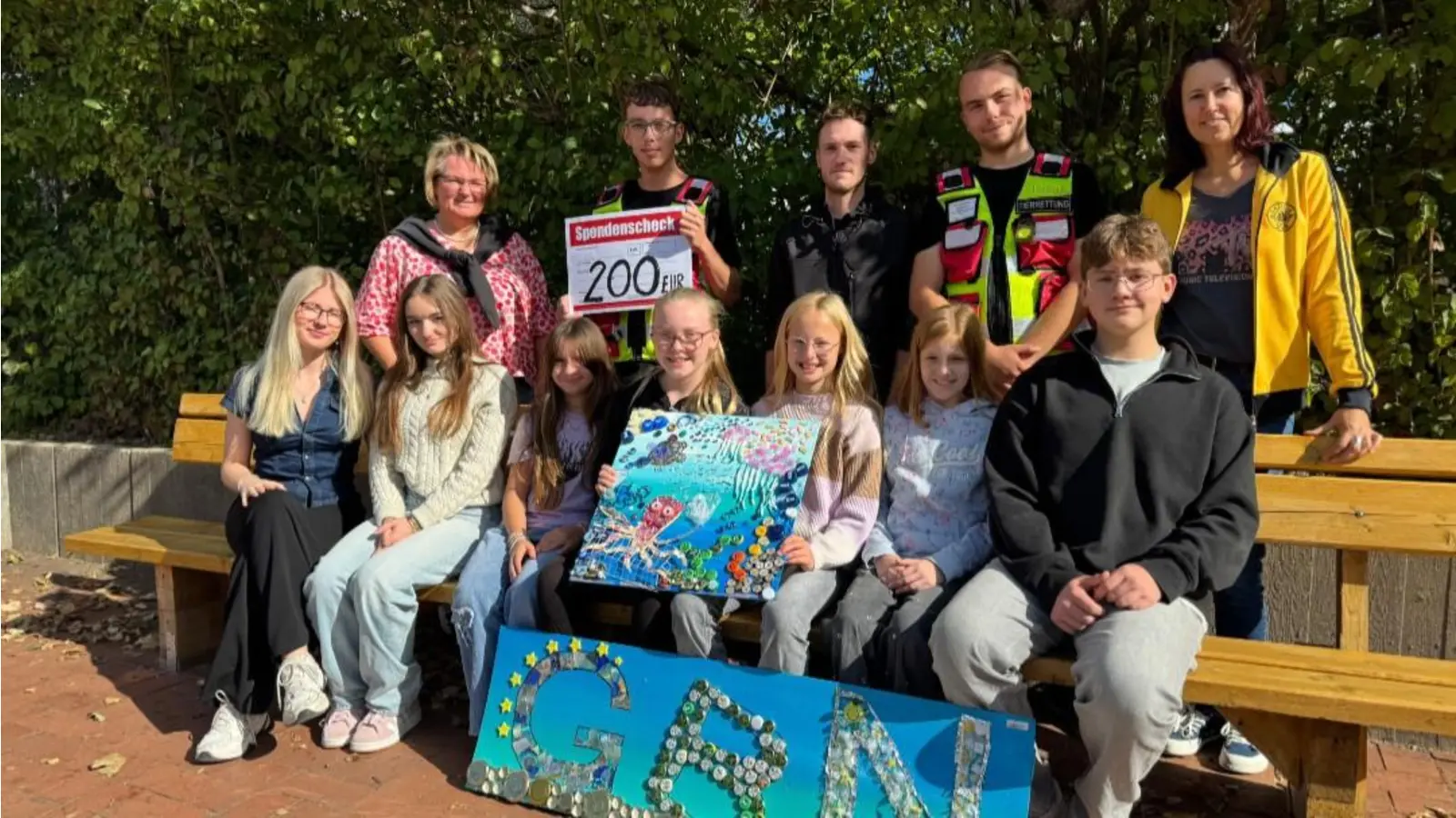 Spendenübergabe durch Schüler und Lehrkräfte an Ehrenamtliche der Tierrettung Lindhorst. (Foto: privat)